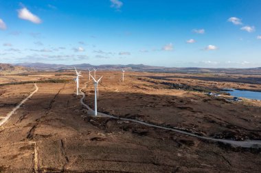 Bonny Glen ve Ardara ile Donegal ilçesi Portnoo arasındaki Loughderryduff rüzgar çiftliğinin havadan görüntüsü.