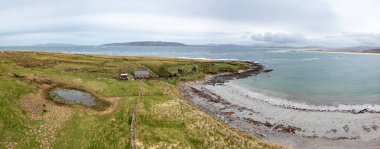 Sisli ve sisli bir kış gününde Inishkeel adasının havadan görünüşü - Portnoo, County Donegal, İrlanda.