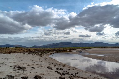 Donegal 'de Ardara ve Portnoo arasındaki Ballinravey Strand - İrlanda.
