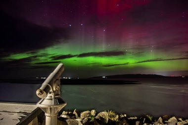 Aurora Borealis, kuzey ışıkları Portnoo, Donegal, İrlanda 'da ortaya çıkıyor.