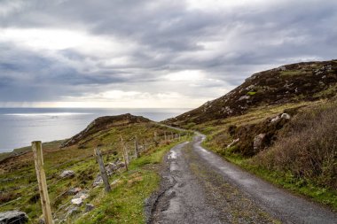 Meencross ve Crohy Head arasındaki kıyı yolu Dungloe, County Donegal - İrlanda.