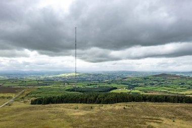 Kuzey İrlanda 'daki Strabane iletişim istasyonunun hava görüntüsü..