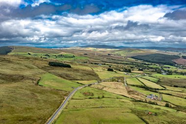 Kuzey İrlanda 'daki Strabane iletişim istasyonuna yakın Ligford Yolu' nun hava görüntüsü..