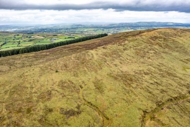 Kuzey İrlanda 'daki Strabane iletişim istasyonuna yakın olan Koram tepesinin hava görüntüsü..