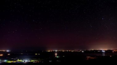 Donegal, İrlanda üzerinden Starlink uydularının geçişi.
