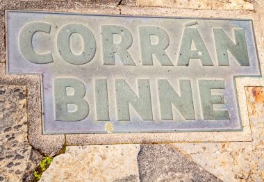 İrlanda tabelasına göre uçurumun bu noktası ya da İrlanda 'nın Donegal ilçesindeki Horn Head olarak da bilinir..