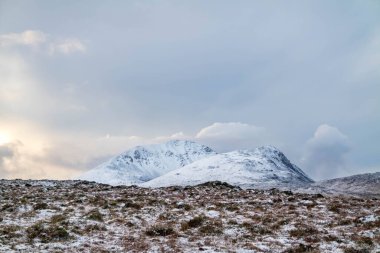 Donegal 'in en yüksek dağı olan kışın Errigal Dağı' nın havadan görünüşü - İrlanda