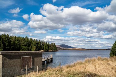Lough Anna 'daki pompa istasyonu, Glenties ve Ardara için içme suyu kaynağı - County Donegal, İrlanda.