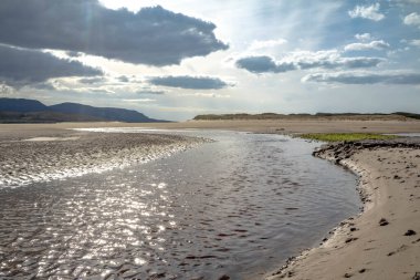 Donegal 'de Ardara ile Portnoo arasında Sheskinmore Doğa Koruma Alanı' ndan Ballinravey Caddesi 'ne akan akarsu.