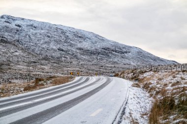R251 kışın dondu - İrlanda Donegal İlçesi.