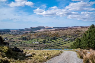 Lough Anna 'dan gelen mavi su borusu Glenties ve Ardara' nın içme suyu kaynağı..