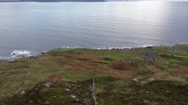Dungloe 'nun güneyindeki Crohy' daki kayalık kıyı şeridi, Donegal Bölgesi - İrlanda.