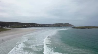 Sisli ve sisli bir kış gününde Inishkeel Adası 'nın havadan görünüşü Portnoo, Donegal, İrlanda