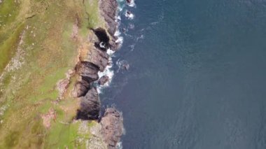 Dungloe 'nun güneyinde Marmeelan ve Falcorrib tarafından kayalık kıyı şeridinin havadan görünüşü - İrlanda.