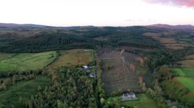 Tonregee 'nin İrlanda Cumhuriyeti Donegal ilçesindeki Dunkineely ve Inver arasındaki hava görüntüsü.