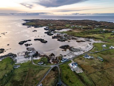 Donegal İlçesi Rossbeg İskelesi 'nin sonbaharda havadan görünüşü - İrlanda.