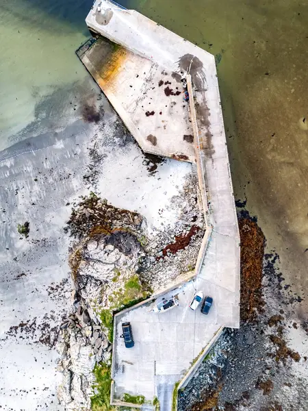 Donegal İlçesi Rossbeg İskelesi 'nin sonbaharda havadan görünüşü - İrlanda.