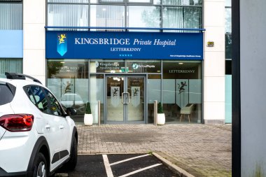 Letterkenny, County Donegal, İrlanda - 10 Haziran 2023: Kingsbridge İrlanda 'da özel sağlık hizmeti sunuyor.
