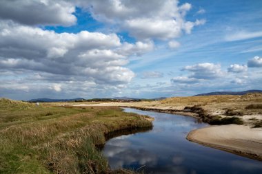 Donegal 'de Ardara ile Portnoo arasında Sheskinmore Doğa Koruma Alanı' ndan Ballinravey Caddesi 'ne akan akarsu.