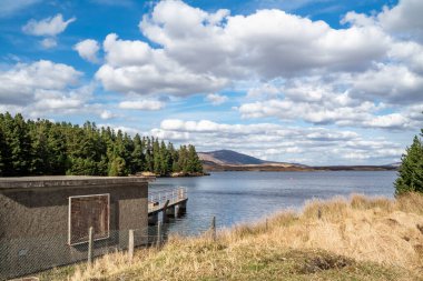 Lough Anna 'daki pompa istasyonu, Glenties ve Ardara için içme suyu kaynağı - County Donegal, İrlanda.