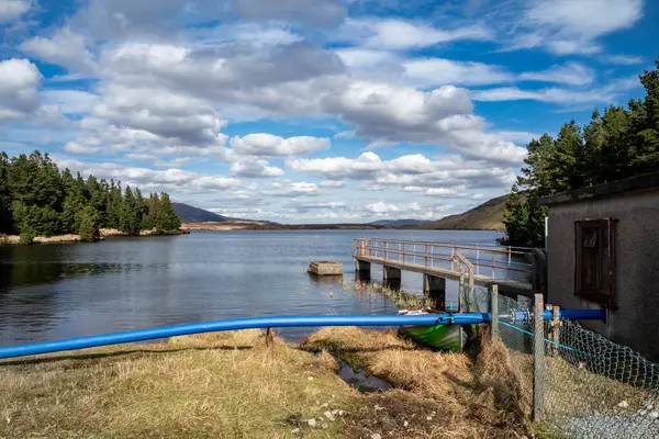 Lough Anna 'daki pompa istasyonu, Glenties ve Ardara için içme suyu kaynağı - County Donegal, İrlanda.