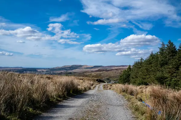 Lough Anna 'dan gelen mavi su borusu, Glenties ve Ardara' nın içme suyu kaynağı - İrlanda 'nın Donegal ilçesi -.