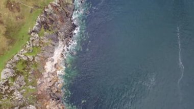 Dungloe 'nun güneyinde Marmeelan ve Falcorrib tarafından kayalık kıyı şeridinin havadan görünüşü - İrlanda.