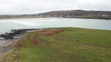 Sisli ve sisli bir kış gününde Inishkeel Adası 'nın havadan görünüşü Portnoo, Donegal, İrlanda