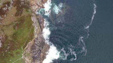 Dungloe 'nun güneyinde Marmeelan ve Falcorrib tarafından kayalık kıyı şeridinin havadan görünüşü - İrlanda.