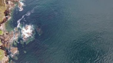 Dungloe 'nun güneyindeki Crohy' daki kayalık kıyı şeridi, Donegal Bölgesi - İrlanda.