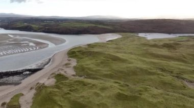 Portnoo County Donegal, İrlanda 'daki Gweebarra Körfezi ve Ardlougher plajının hava manzarası