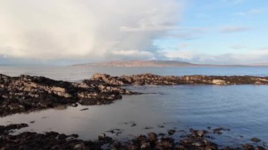 Narin Strand 'daki güzel kayaların hava manzarası. County Donegal İrlanda' da büyük güzel bir plaj..