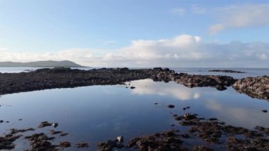 Narin Strand 'daki güzel kumulların hava manzarası. County Donegal İrlanda' daki güzel büyük bir plaj.