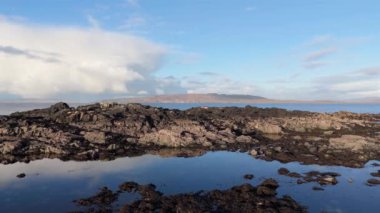 Narin Strand 'daki güzel kumulların hava manzarası. County Donegal İrlanda' daki güzel büyük bir plaj.