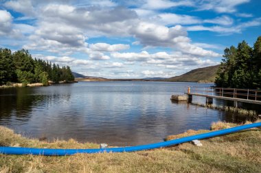 Lough Anna 'daki pompa istasyonu, Glenties ve Ardara için içme suyu kaynağı - County Donegal, İrlanda.