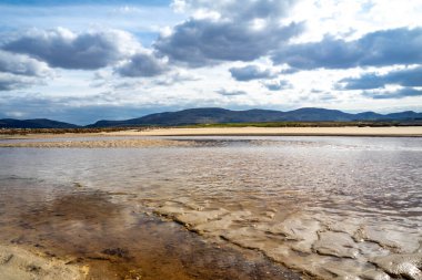 Donegal 'de Ardara ve Portnoo arasındaki Ballinravey Strand - İrlanda.