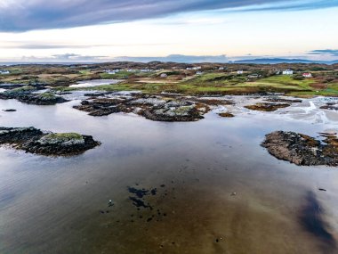 Sonbahar boyunca Donegal İlçesi Rossbeg sahil şeridi - İrlanda.