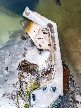 Donegal İlçesi Rossbeg İskelesi 'nin sonbaharda havadan görünüşü - İrlanda.