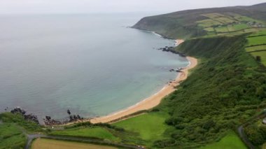 İrlanda 'nın Donegal ilçesindeki Kinnagoe Körfezi' nin hava manzarası.