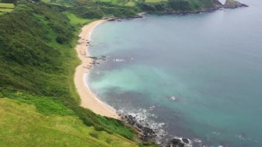 İrlanda 'nın Donegal ilçesindeki Kinnagoe Körfezi' nin hava manzarası.
