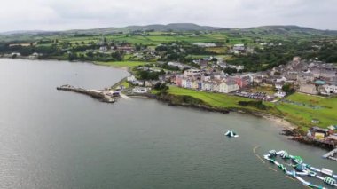 Vahşi Atlantik Yolu üzerindeki Moville Kasabası 'nın havadan görünüşü, Donegal İlçesi, İrlanda.