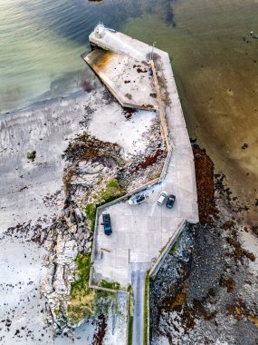 Donegal İlçesi Rossbeg İskelesi 'nin sonbaharda havadan görünüşü - İrlanda.