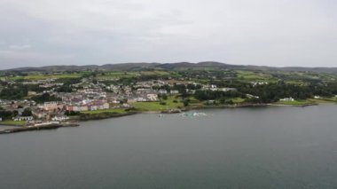 Vahşi Atlantik Yolu üzerindeki Moville Kasabası 'nın havadan görünüşü, Donegal İlçesi, İrlanda.