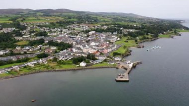 Vahşi Atlantik Yolu üzerindeki Moville Kasabası 'nın havadan görünüşü, Donegal İlçesi, İrlanda.
