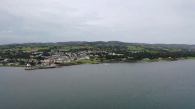 Vahşi Atlantik Yolu üzerindeki Moville Kasabası 'nın havadan görünüşü, Donegal İlçesi, İrlanda.
