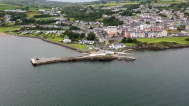 Vahşi Atlantik Yolu üzerindeki Moville Kasabası 'nın havadan görünüşü, Donegal İlçesi, İrlanda.