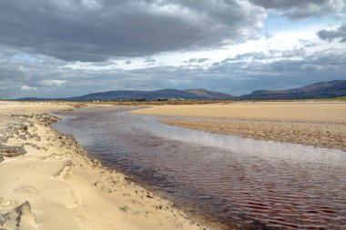 Donegal 'de Ardara ile Portnoo arasında Sheskinmore Doğa Koruma Alanı' ndan Ballinravey Caddesi 'ne akan akarsu.