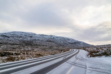 R251 kışın dondu - İrlanda Donegal İlçesi.