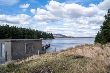 Lough Anna 'daki pompa istasyonu, Glenties ve Ardara için içme suyu kaynağı - County Donegal, İrlanda.