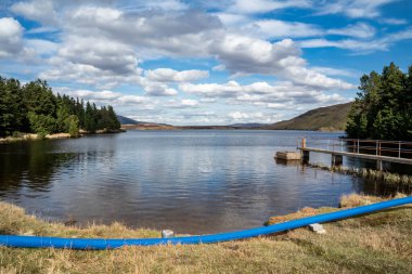 Lough Anna 'daki pompa istasyonu, Glenties ve Ardara için içme suyu kaynağı - County Donegal, İrlanda.